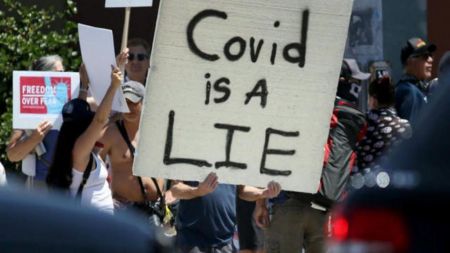 Ο πόλεμος της μάσκας και η πανδημία των… covidiots