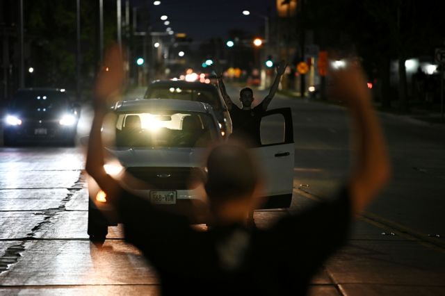 ΗΠΑ : Έφηβος – μέλος παραστρατιωτικής οργάνωσης συνελήφθη για τη δολοφονία δύο διαδηλωτών στο Ουισκόνσιν