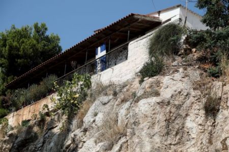 Δολοφονία 80χρονου στο Πέραμα: Βρέθηκε καμένο το αυτοκίνητό του στη λεωφόρο Σχιστού