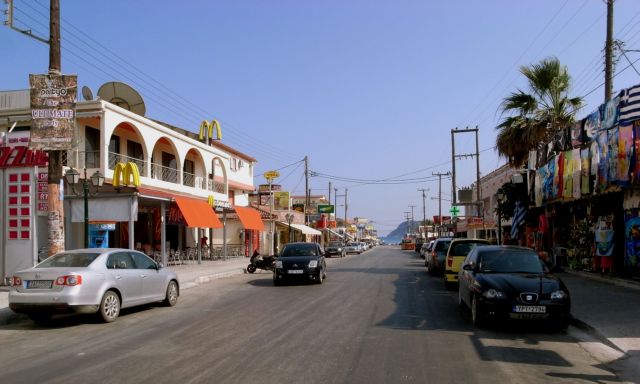 Μ. Βρετανία: Έως 30 νεαροί κόλλησαν κορωνοϊό πιθανόν σε διακοπές στη Ζάκυνθο