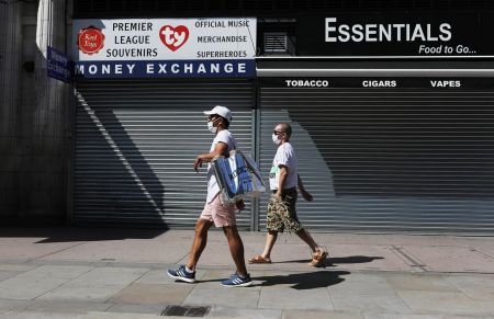 Βρετανία : Ενίσχυση στα χαμηλά εισοδήματα για να μπορούν να μένουν σε καραντίνα