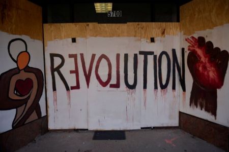 Πώς οι φυλετικές ταραχές δίνουν ελπίδα στον Τραμπ