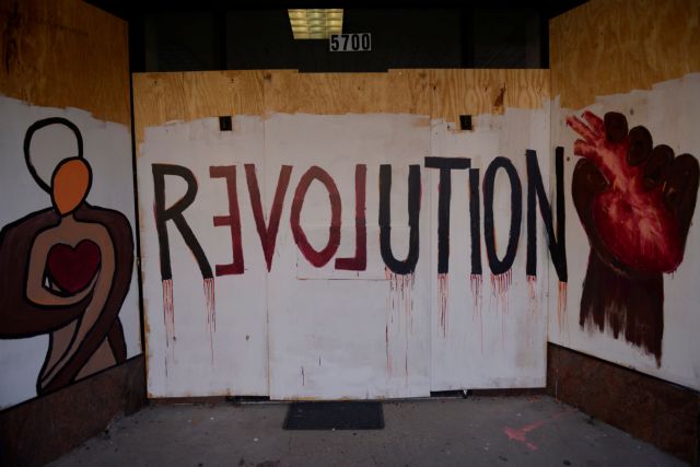 Πώς οι φυλετικές ταραχές δίνουν ελπίδα στον Τραμπ