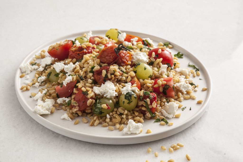 Σαλάτα με ντομάτες, ντοματίνια, σταφύλι, σιτάρι και ανθότυρο