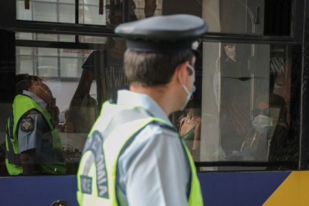 Αποκλειστικό MEGA: Χειροπέδες σε 17χρονο που δεν φορούσε μάσκα σε λεωφορείο