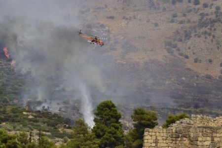 Σε ύφεση η πυρκαγιά στις Μυκήνες