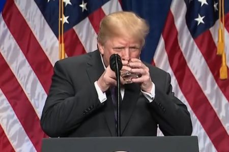 Τι τρέχει με την υγεία του Τραμπ; – Βίντεο προκαλούν ερωτηματικά