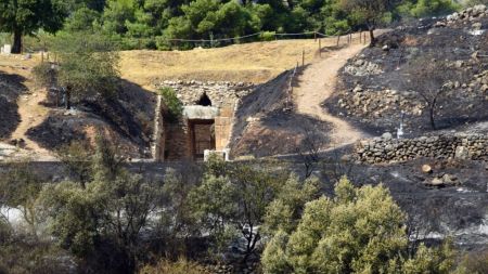 Φωτιά στις Μυκήνες : Πυρά αντιπολίτευσης κατά Μενδώνη