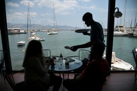 Κορωνοϊός : Βροχή τα πρόστιμα για μάσκα και παραβάσεις σε καταστήματα