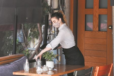 Τεράστιο το πλήγμα της πανδημίας στον κλάδο της εστίασης