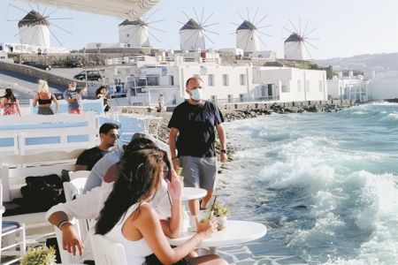 Μετ’ εμποδίων το άνοιγμα στον τουρισμό