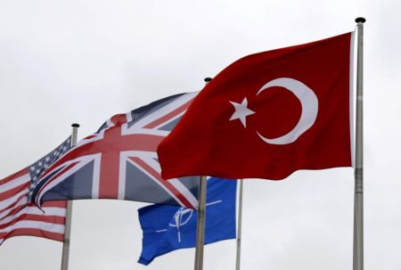 Le Monde: Οι τουρκικές προκλήσεις φέρνουν σε δύσκολη θέση το ανίκανο NATO
