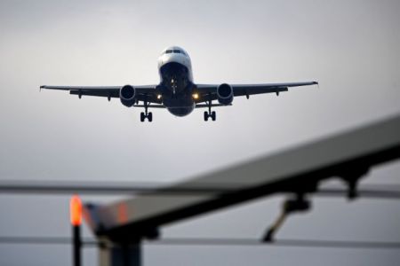 Daily Mail : Θετικοί στον κορωνοϊό 16 επιβάτες πτήσης Ζάκυνθος-Κάρντιφ