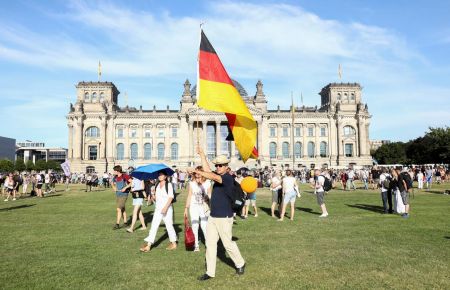 Κορωνοϊός – Γερμανία : Η ακροδεξιά επενδύει στην κοινωνική κόπωση
