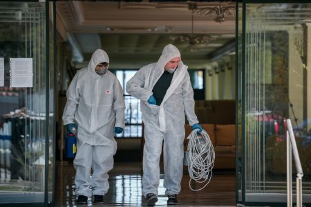 Κορωνοϊός: Υγειονομικές «βόμβες» οι κλειστές δομές – Κρας τεστ τα σχολεία