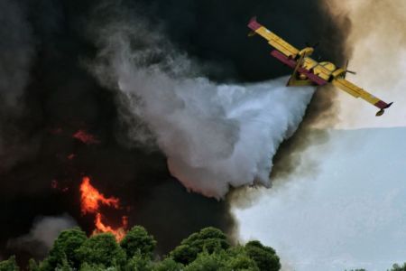 Σε εξέλιξη η μεγάλη πυρκαγιά στο Σοφικό Κορινθίας – Σπεύδει κλιμάκιο της μονάδας εμπρησμών
