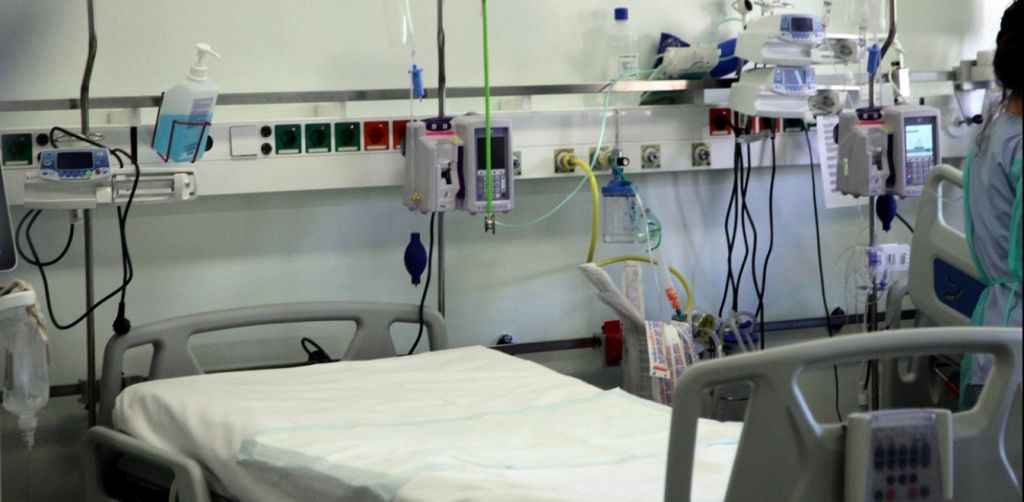 Κραυγή αγωνίας γιατρών: «Δεν θα προλαβαίνουμε τους διασωληνωμένους»
