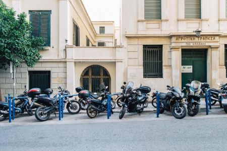 Δήμος Αθηναίων: 1.180 νέες θέσεις στάθμευσης σε κεντρικές οδούς για δίκυκλα