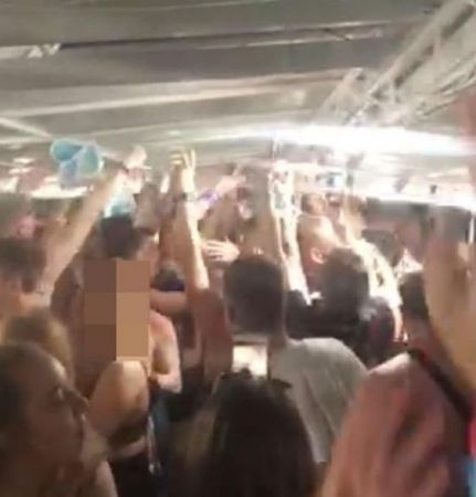 Ζάκυνθος: Αντιδράσεις για το πάρτι Βρετανών σε γιοτ με 8 κρούσματα