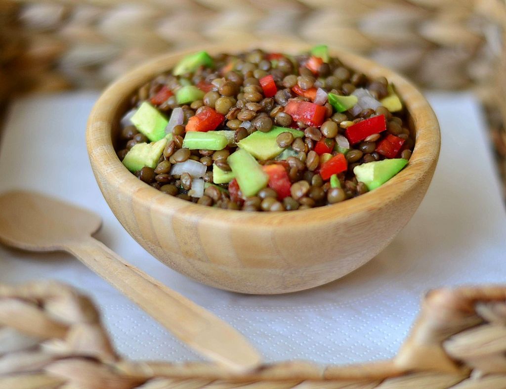 Φακές σαλάτα με ντοματίνια και αβοκάντο