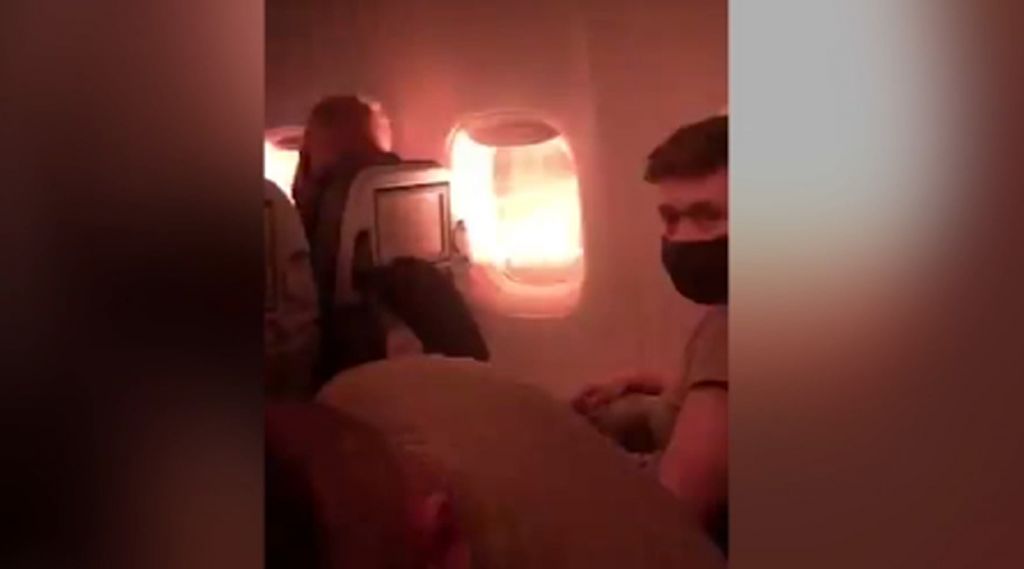 Χαβάη: Κινητήρας αεροπλάνου τυλίχθηκε στις φλόγες στον αέρα