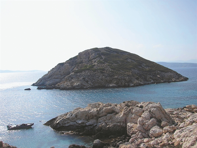 Το πέρασμα του yacht από τη βραχονησίδα