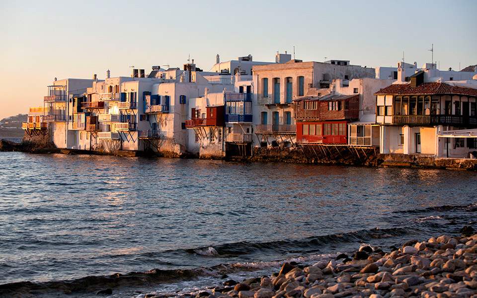 Κορωνοϊός – Βρετανία: Σε καραντίνα όσοι επιστρέφουν από αυτά τα ελληνικά νησιά