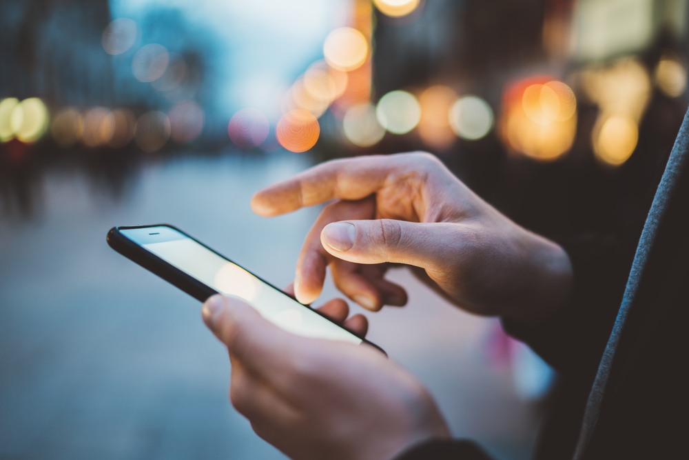 ΗΠΑ : Πώς η χρήση του κινητού συνδέεται με τα κρούσματα κορωνοϊού