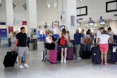 Άρον – άρον εγκαταλείπουν τα ελληνικά νησιά χιλιάδες βρετανοί τουρίστες