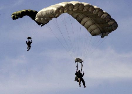 Οι αλεξιπτωτιστές τίμησαν τον λοχία που έχασε τη ζωή του