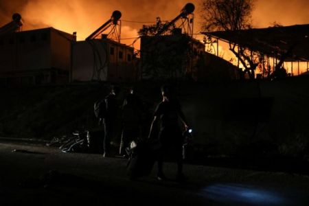 Φωτιά στη Μόρια : Τρεις διμοιρίες ΜΑΤ στη Λέσβο