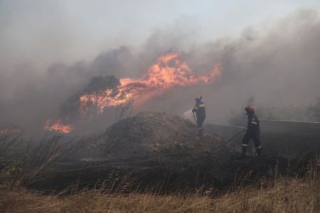 Ανεξέλεγκτη η φωτιά στα Καλύβια: Κάηκαν σπίτια – Εκκενώνονται οικισμοί