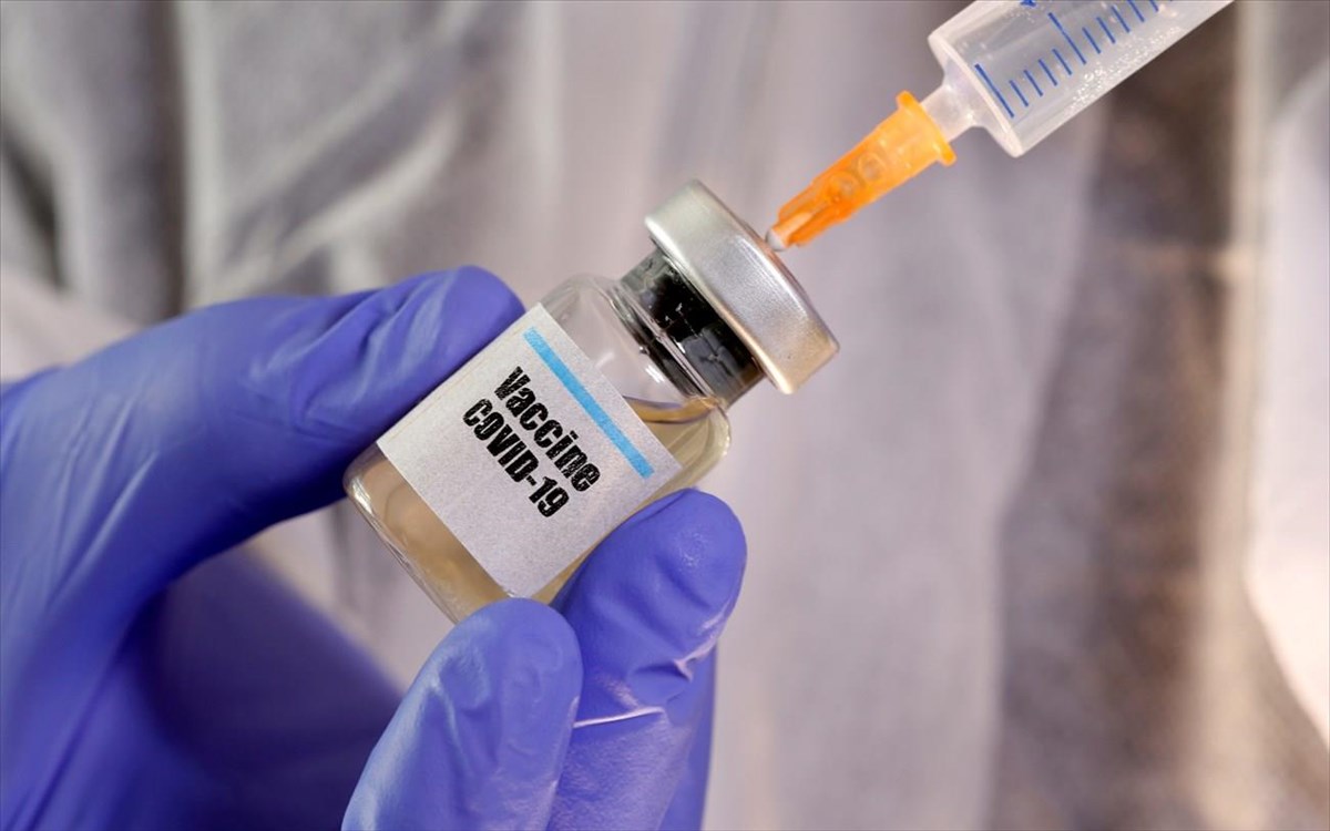Μόσιαλος: Τι σημαίνει η αναστολή δοκιμών του εμβολίου AstraZeneca