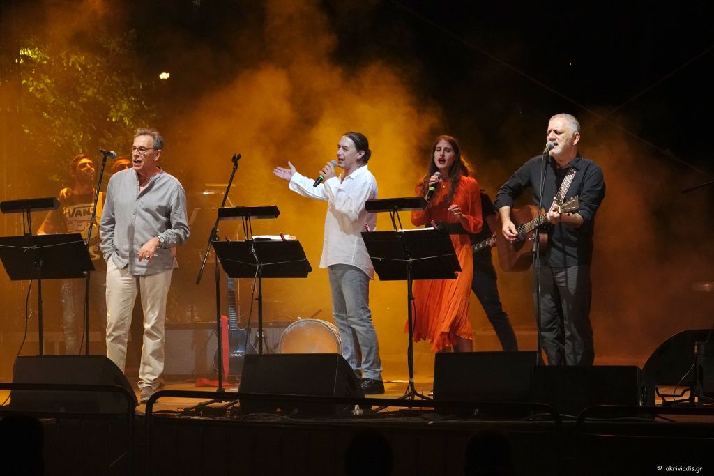 Λαυρέντης Μαχαιρίτσας: Συγκινητικές στιγμές από το μουσικό αντίο των φίλων του