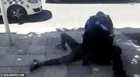 Αστυνομική βία: Πατάει στον λαιμό 14χρονο γιατί δεν φοράει μάσκα