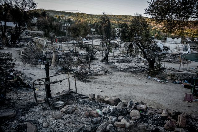 Μόρια : «Στάχτη» η δομή – «Μπαλάκι» οι πρόσφυγες και οι ευθύνες