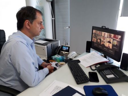 Τηλεδιασκέψεις του Χάρη Θεοχάρη με φορείς του τουρισμού