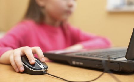 Υπ. Παιδείας: Τηλεκπαίδευση ή και διαδικτυακά τμήματα για όσους μαθητές νοσήσουν