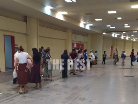 Πάτρα: Ουρές εκπαιδευτικών για μάσκες στα σχολεία