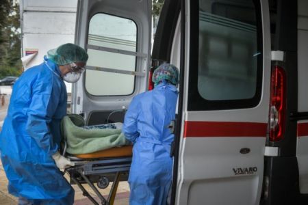 Κορωνοϊός: Σε «κόκκινο» συναγερμό τα νοσοκομεία της Αττικής – Εικόνες συνωστισμού στον «Ευαγγελισμό»