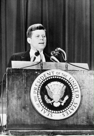 JFK: Νέα αποκαλυπτική βιογραφία – Ο άνδρας πίσω από τον μύθο