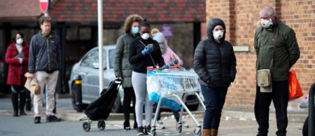 βρετανοί γιατροί: «Ενηλικιωθείτε, βγάλτε το σκασμό, βάλτε τη μάσκα!»