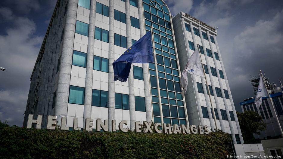 Handelsblatt: Oι επενδυτές προτιμούν τα ελληνικά κρατικά ομόλογα, αποφεύγουν τις μετοχές
