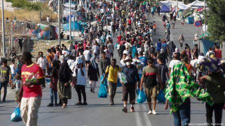 FAZ: Δεν θα ανακουφιζόταν η Ελλάδα αν χώρες της ΕΕ δέχονταν πρόσφυγες από τη Μόρια;