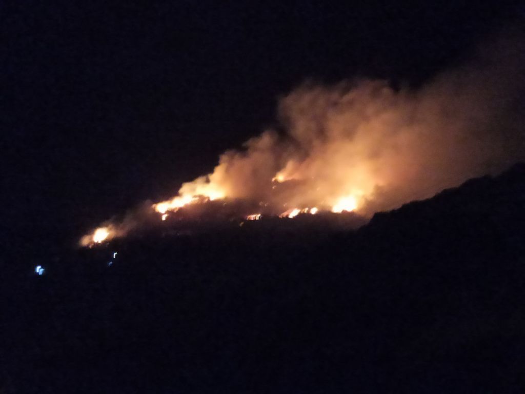 Σάμος: Δεν απειλείται το ΚΥΤ από τη φωτιά