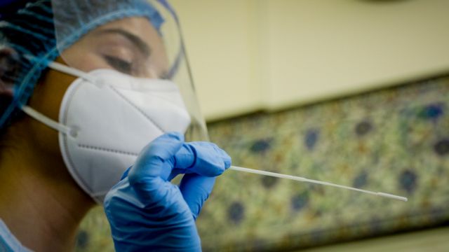 Γιατρός διαγνώστηκε ξανά με κορωνοϊό – Τι λέει στο MEGA