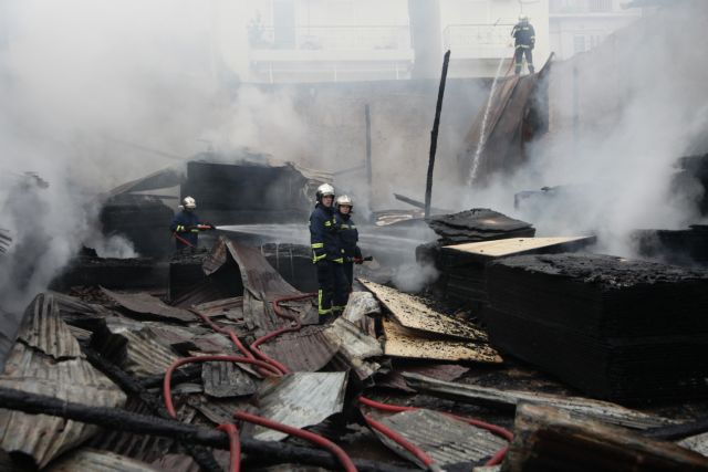 Ασπρόπυργος: Φωτιά σε αποθήκη ξυλείας