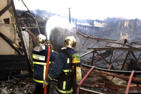 Ασπρόπυργος: Κυκλοφοριακές ρυθμίσεις για την πυρκαγιά στην αποθήκη ξυλείας