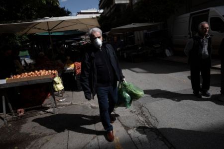 Αυστηρή σύσταση για γενική χρήση μάσκας στους άνω των 65 ετών