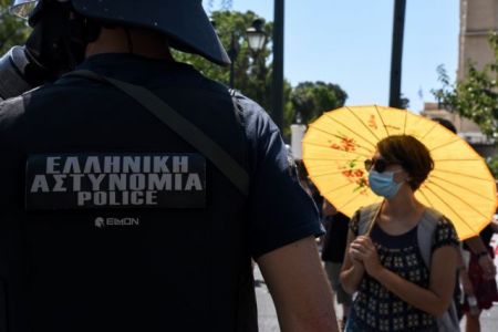 Mε μάσκα και στις… διαδηλώσεις 